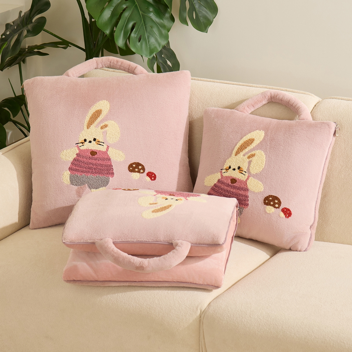 91家纺网 家纺一手货源 找家纺 多米家居 2025新款可爱卡通双荣毛巾绣抱枕被 蘑菇兔 40*40展开105*145