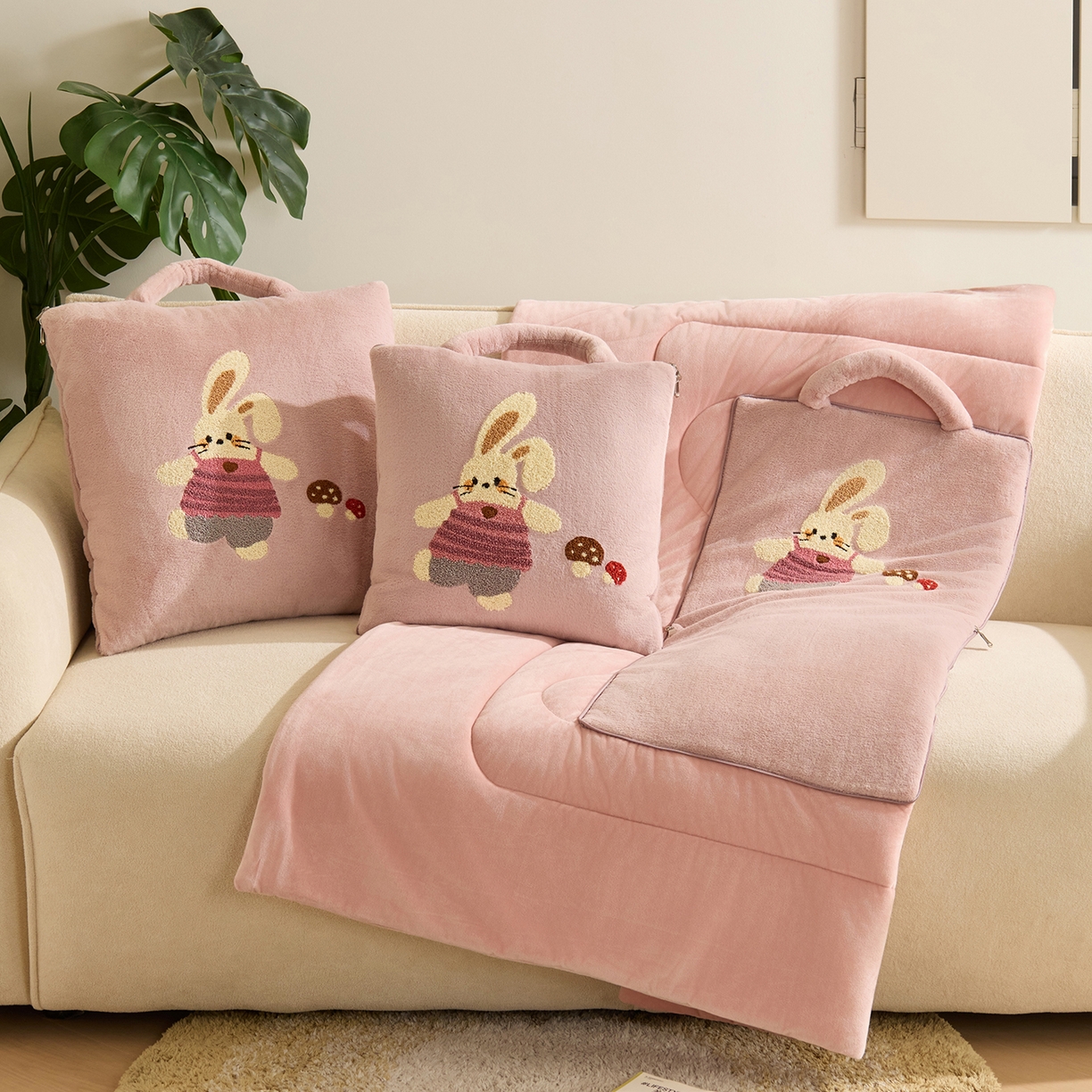 91家纺网 家纺一手货源 找家纺 多米家居 2025新款可爱卡通双荣毛巾绣抱枕被 蘑菇兔 40*40展开105*145