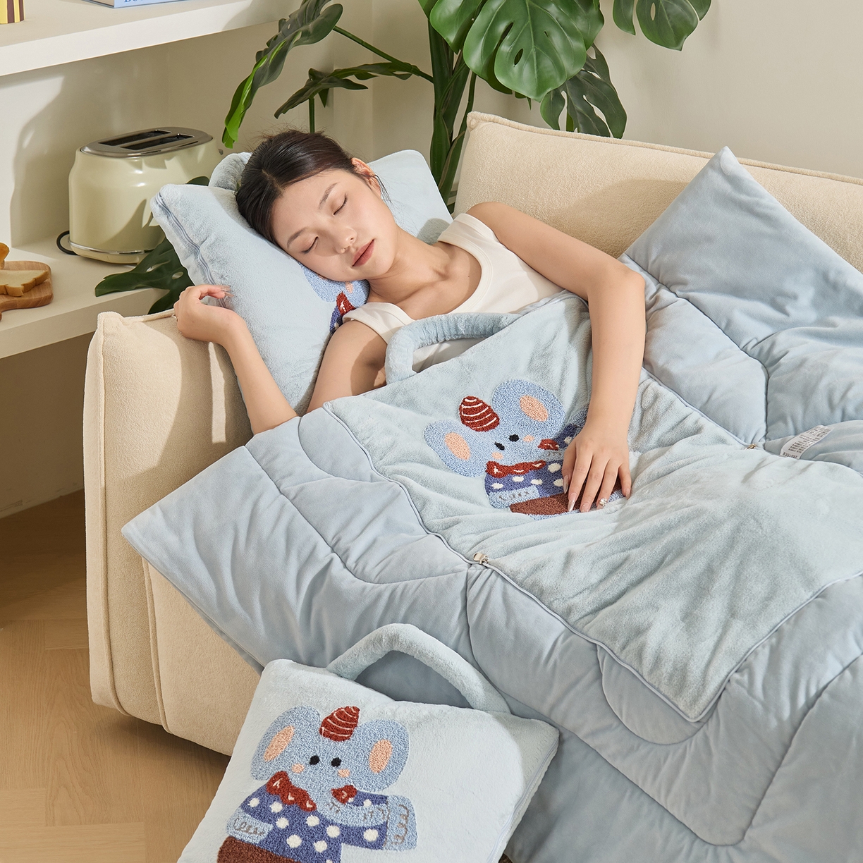 91家纺网 家纺一手货源 找家纺 多米家居 2025新款可爱卡通双荣毛巾绣抱枕被 绅士小象 50*50展开145*195