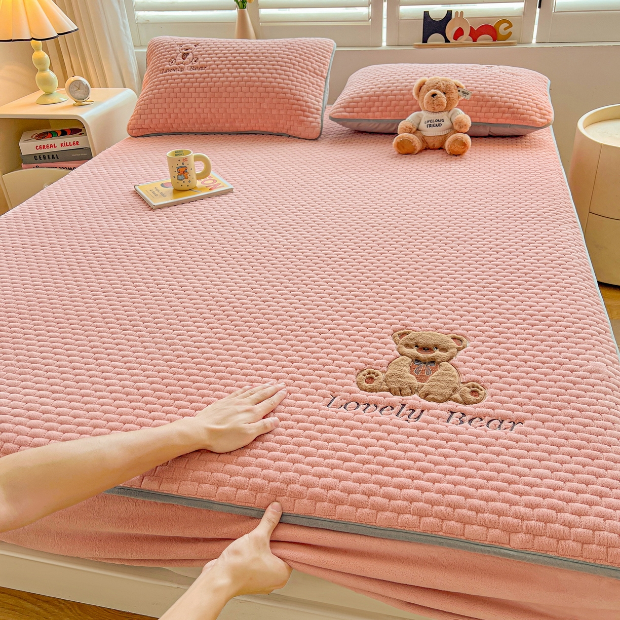 91家纺网 家纺一手货源 找家纺 （总）爱思凯家纺 2025新款新棉绒-焦糖熊床笠