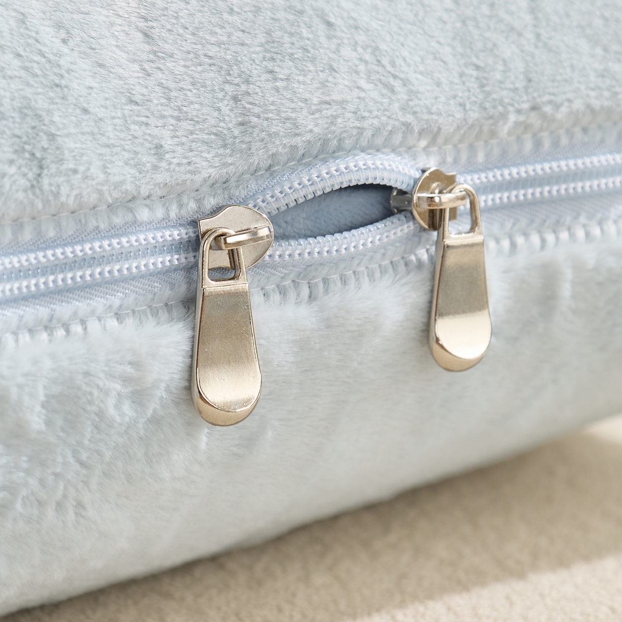 91家纺网 家纺一手货源 找家纺 多米家居 2025新款可爱卡通双荣毛巾绣抱枕被 绅士小象 50*50展开145*195