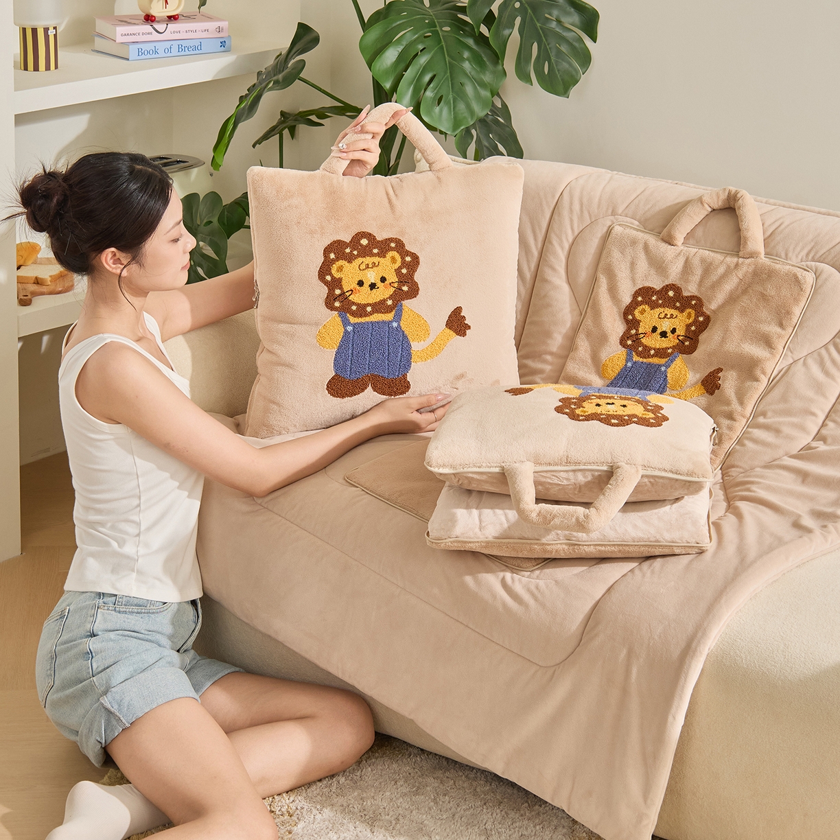 91家纺网 家纺一手货源 找家纺 多米家居 2025新款可爱卡通双荣毛巾绣抱枕被 抱抱狮 50*50展开145*195