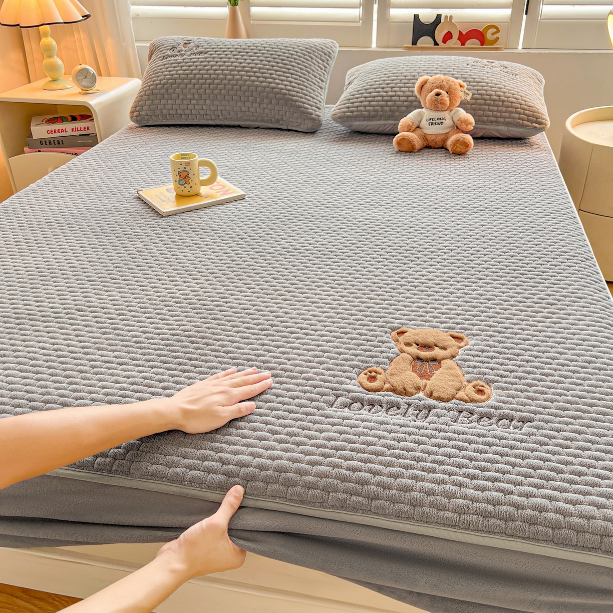 91家纺网 家纺一手货源 找家纺 （总）爱思凯家纺 2025新款新棉绒-焦糖熊床笠