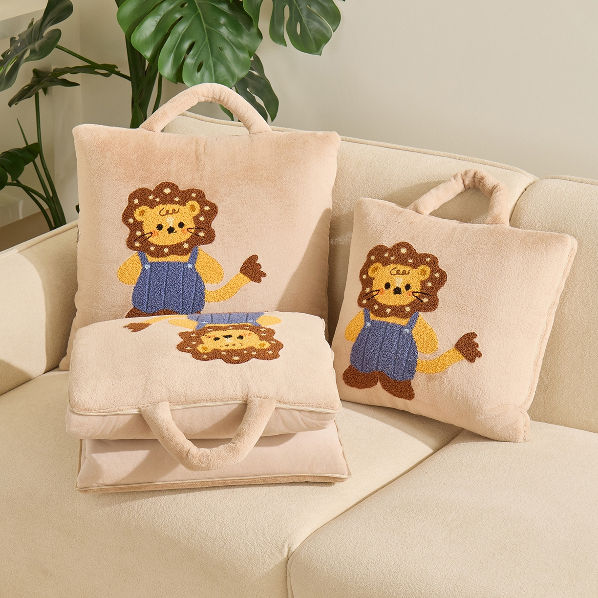 91家纺网 家纺一手货源 找家纺 多米家居 2025新款可爱卡通双荣毛巾绣抱枕被 抱抱狮 50*50展开145*195
