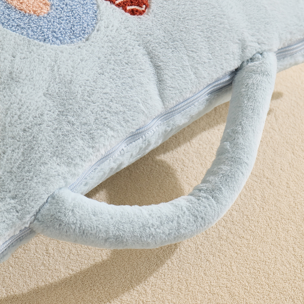 91家纺网 家纺一手货源 找家纺 多米家居 2025新款可爱卡通双荣毛巾绣抱枕被 绅士小象 40*40展开105*145