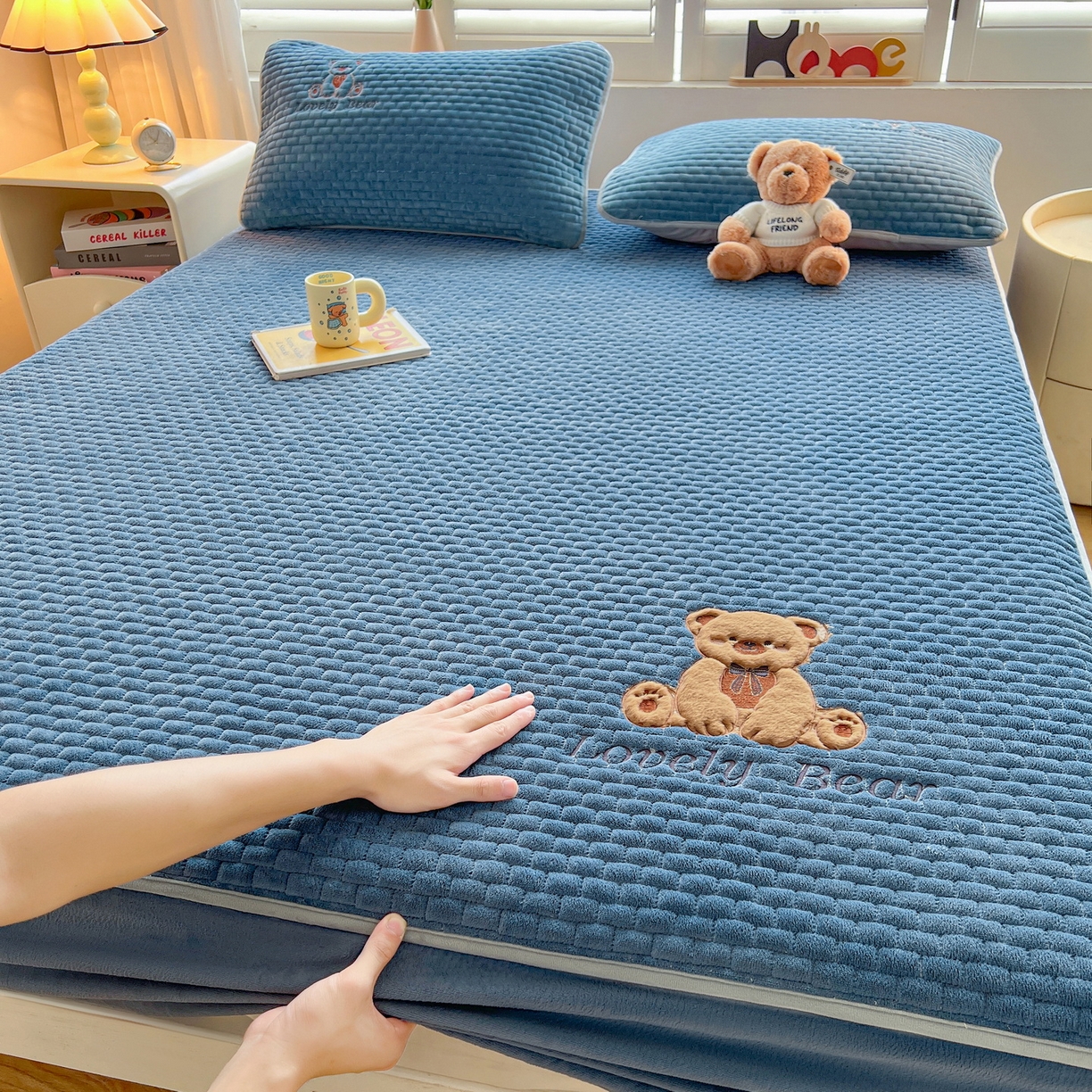 91家纺网 家纺一手货源 找家纺 （总）爱思凯家纺 2025新款新棉绒-焦糖熊床笠