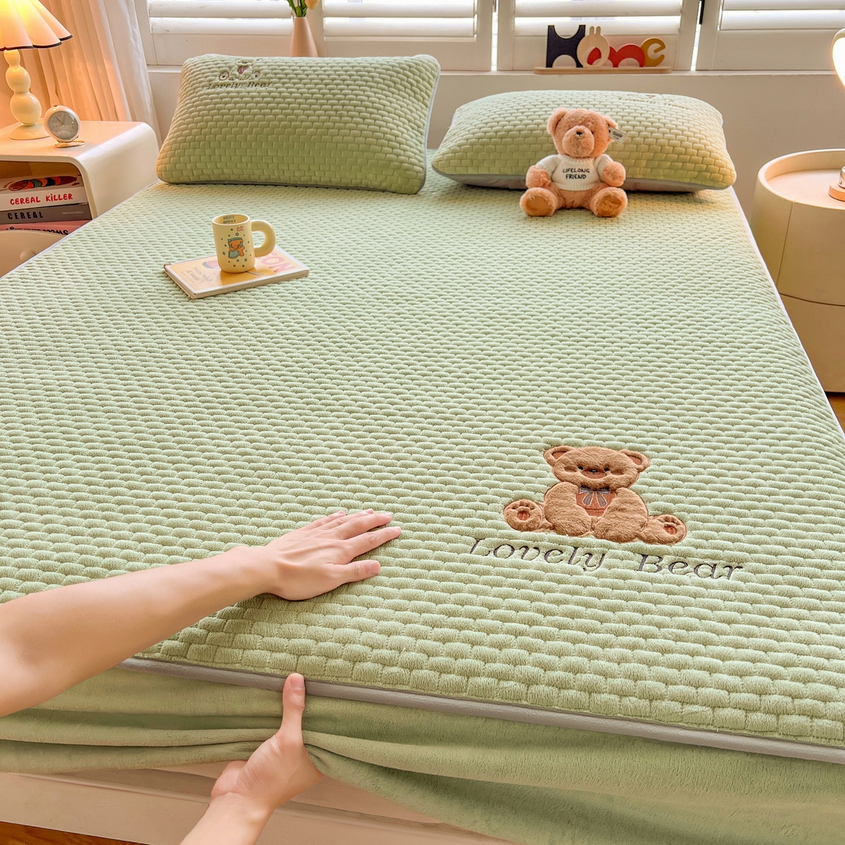 91家纺网 家纺一手货源 找家纺 （总）爱思凯家纺 2025新款新棉绒-焦糖熊床笠