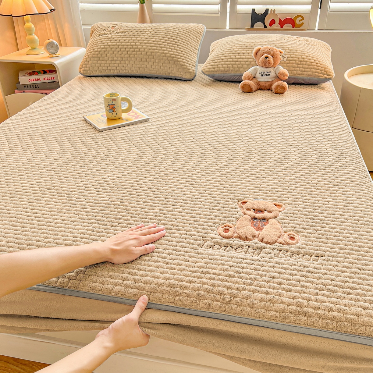 91家纺网 家纺一手货源 找家纺 （总）爱思凯家纺 2025新款新棉绒-焦糖熊床笠