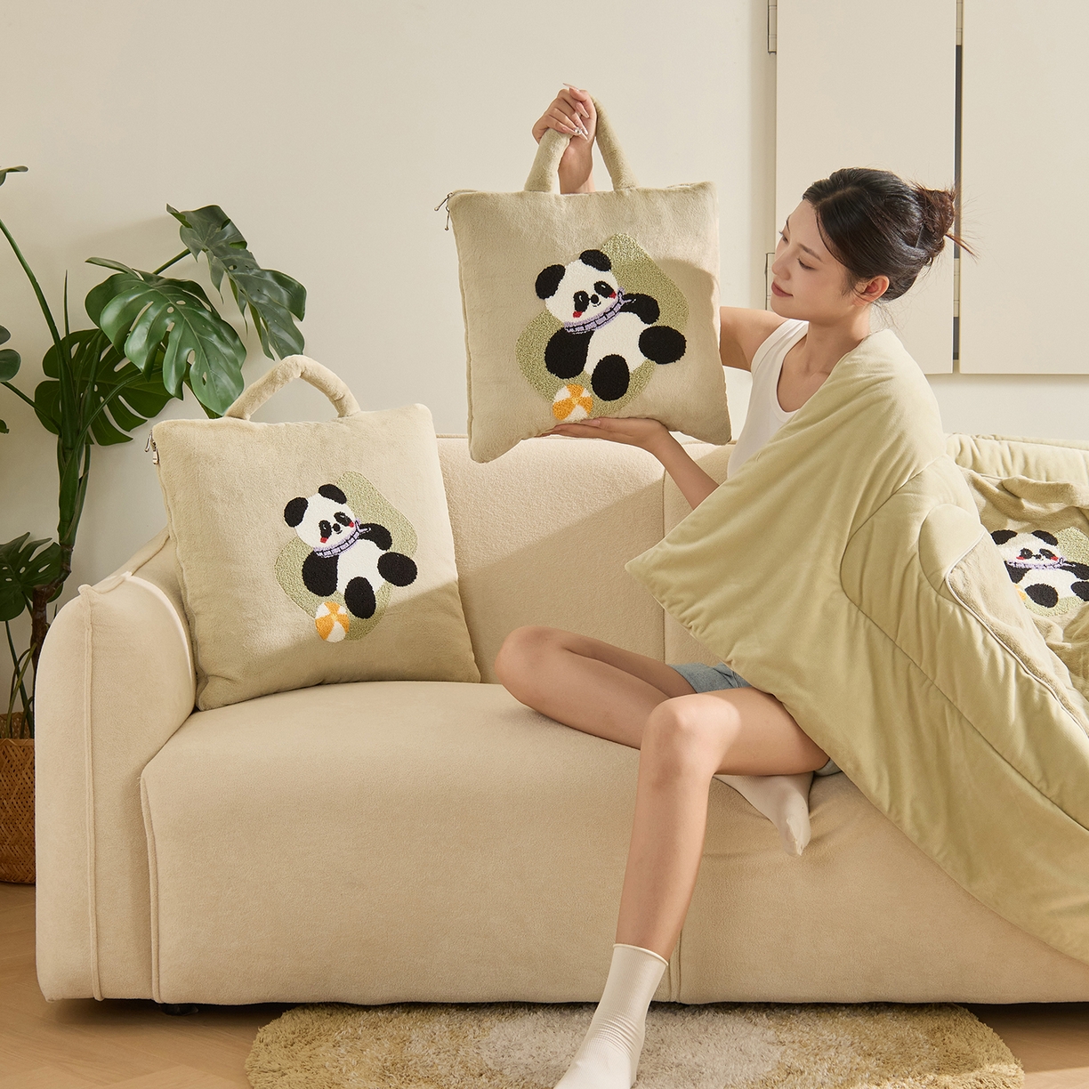 91家纺网 家纺一手货源 找家纺 多米家居 2025新款可爱卡通双荣毛巾绣抱枕被 躺平熊猫 50*50展开145*195