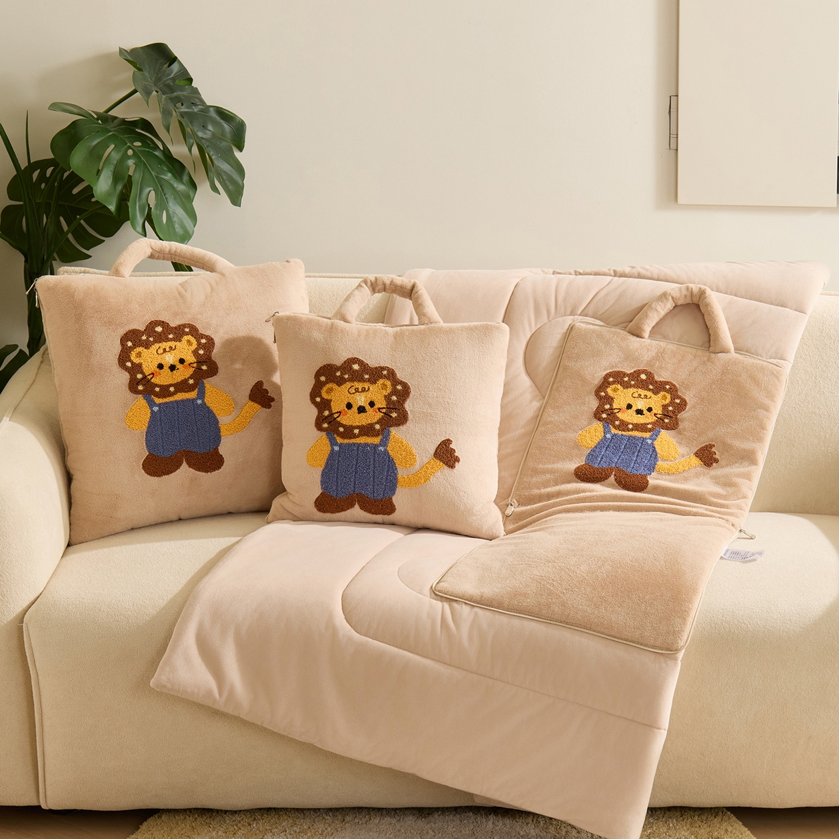 91家纺网 家纺一手货源 找家纺 多米家居 2025新款可爱卡通双荣毛巾绣抱枕被 抱抱狮 40*40展开105*145