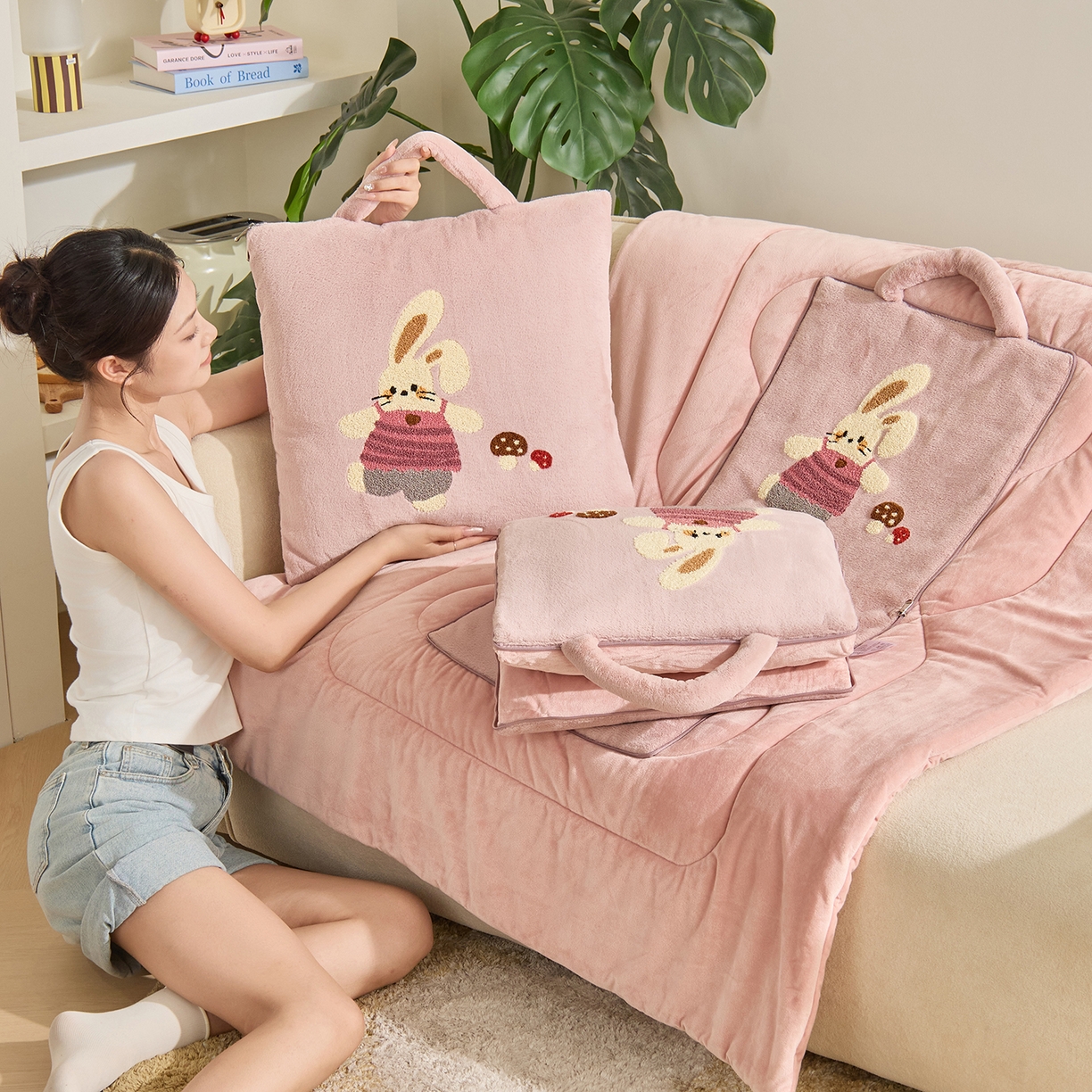 91家纺网 家纺一手货源 找家纺 多米家居 2025新款可爱卡通双荣毛巾绣抱枕被 蘑菇兔 50*50展开145*195