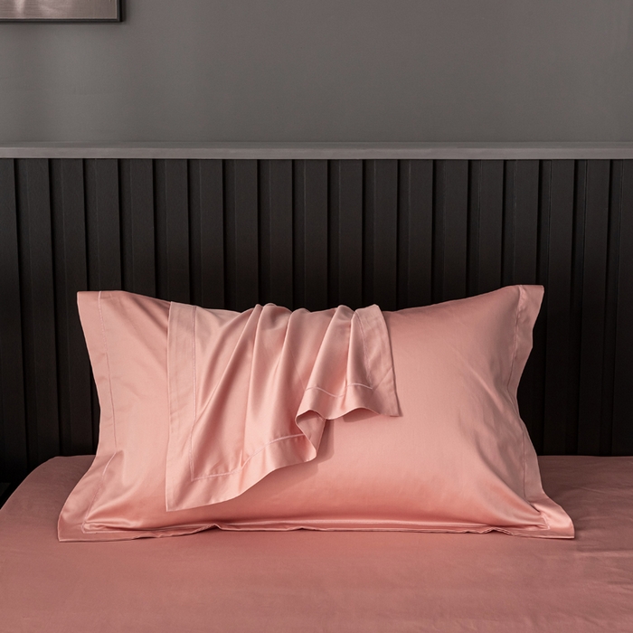 91家纺网 家纺一手货源 找家纺 姝辰 2025新款50双股贡缎（100S）全棉纯棉贡缎纯色纯棉单人成人单枕套 枕套单件 珊瑚粉