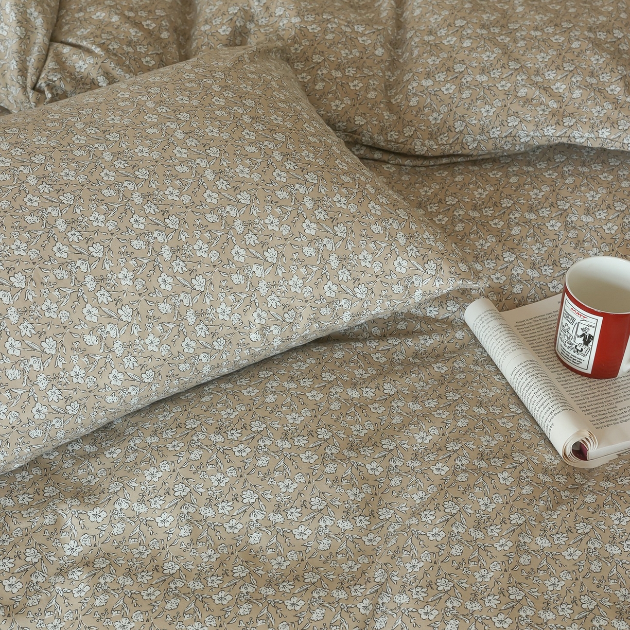 91家纺网 家纺一手货源 找家纺 爱丽丝 2025新款亲肤舒适针织棉四件套系列 水仙花咖