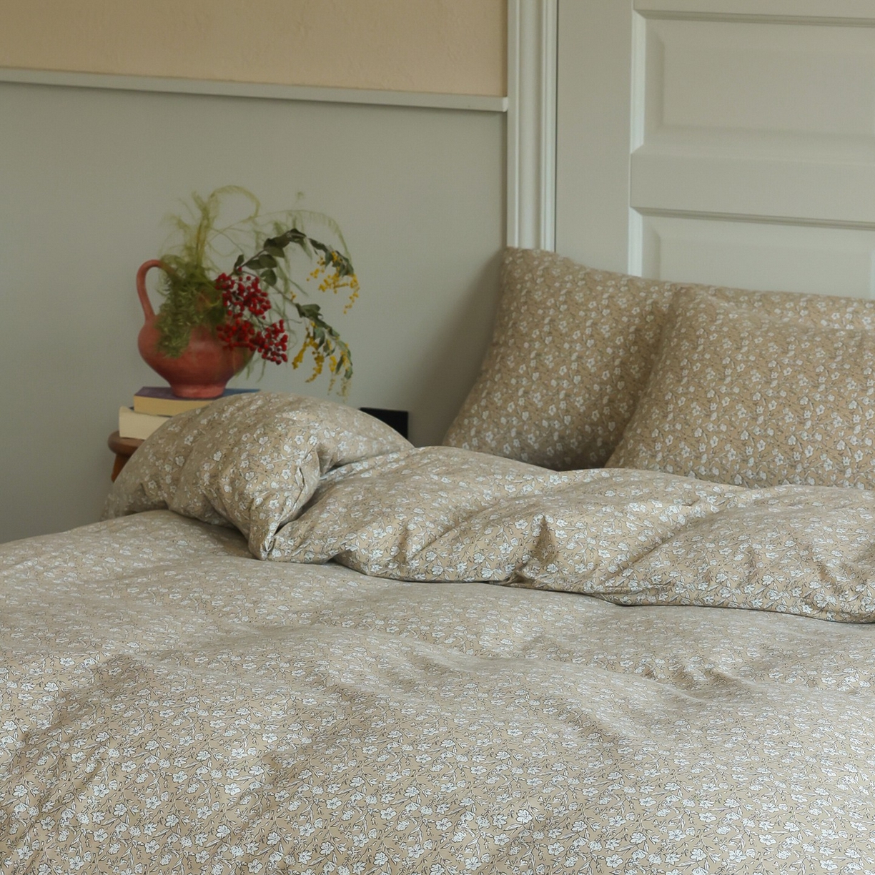 91家纺网 家纺一手货源 找家纺 爱丽丝 2025新款亲肤舒适针织棉四件套系列 水仙花咖