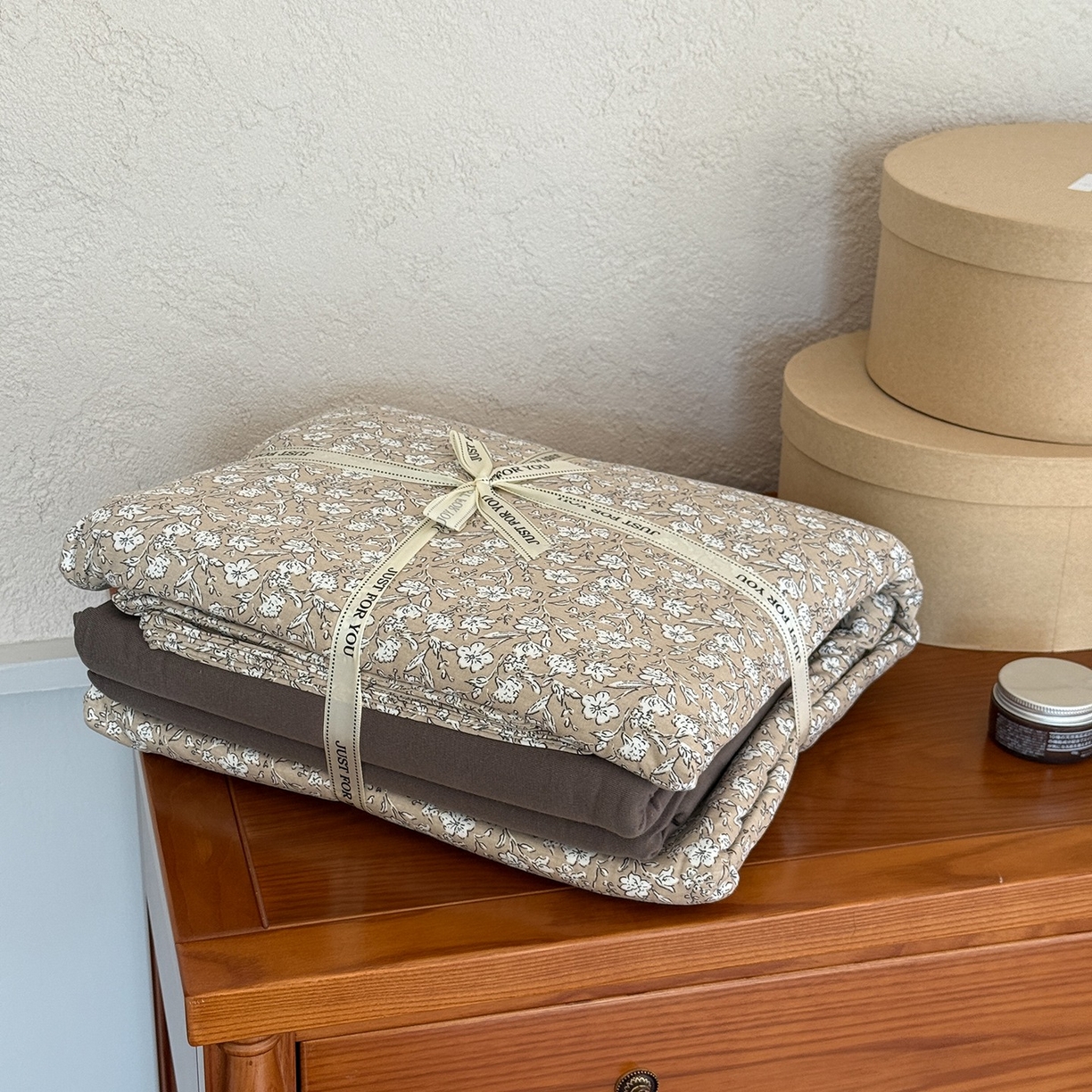 91家纺网 家纺一手货源 找家纺 爱丽丝 2025新款亲肤舒适针织棉四件套系列 水仙花咖