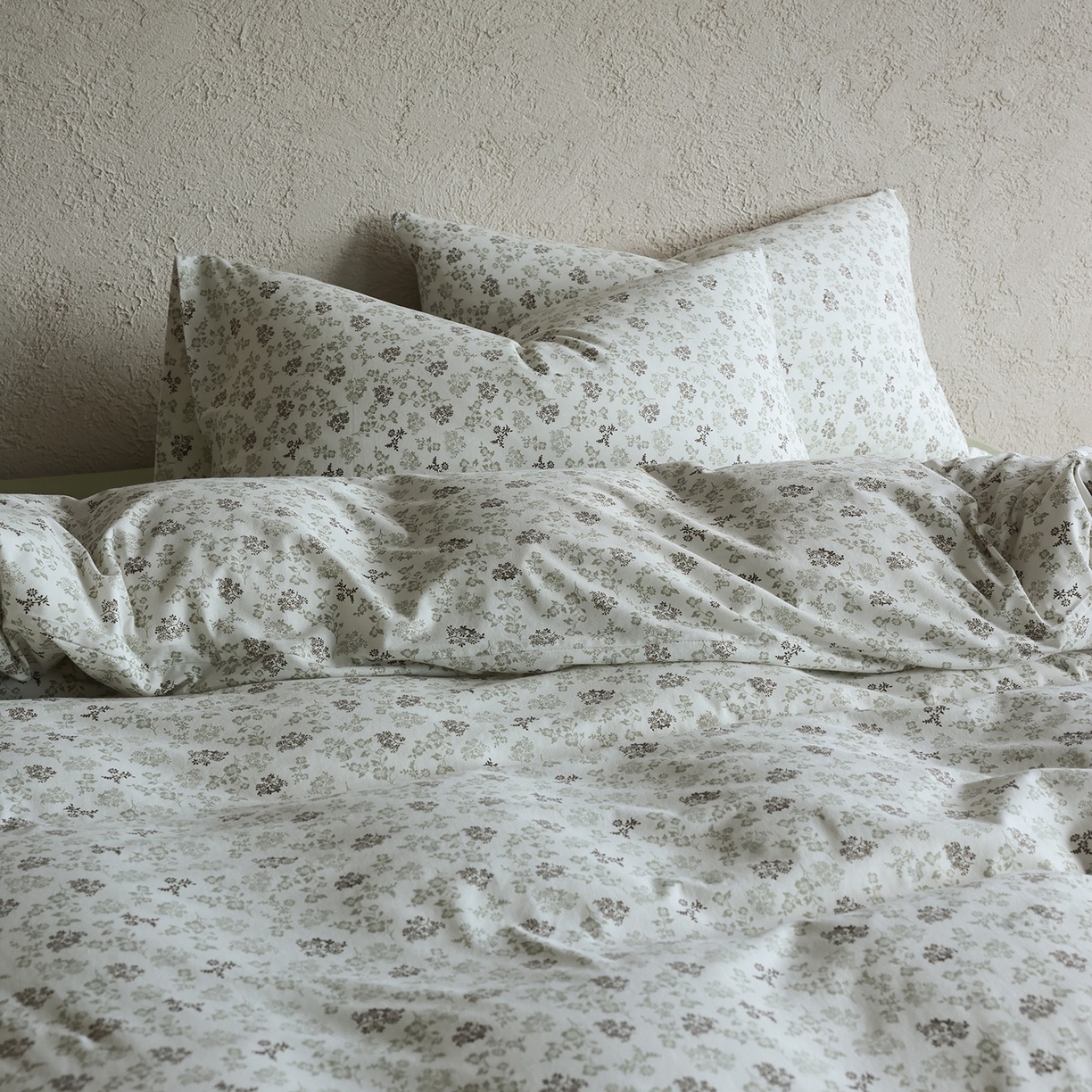 91家纺网 家纺一手货源 找家纺 爱丽丝 2025新款亲肤舒适针织棉四件套系列 桃花朵朵绿