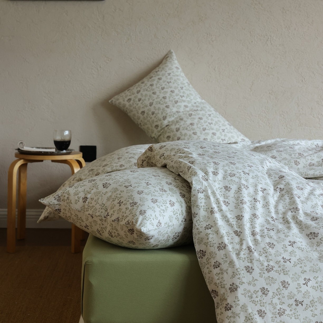 91家纺网 家纺一手货源 找家纺 爱丽丝 2025新款亲肤舒适针织棉四件套系列 桃花朵朵绿