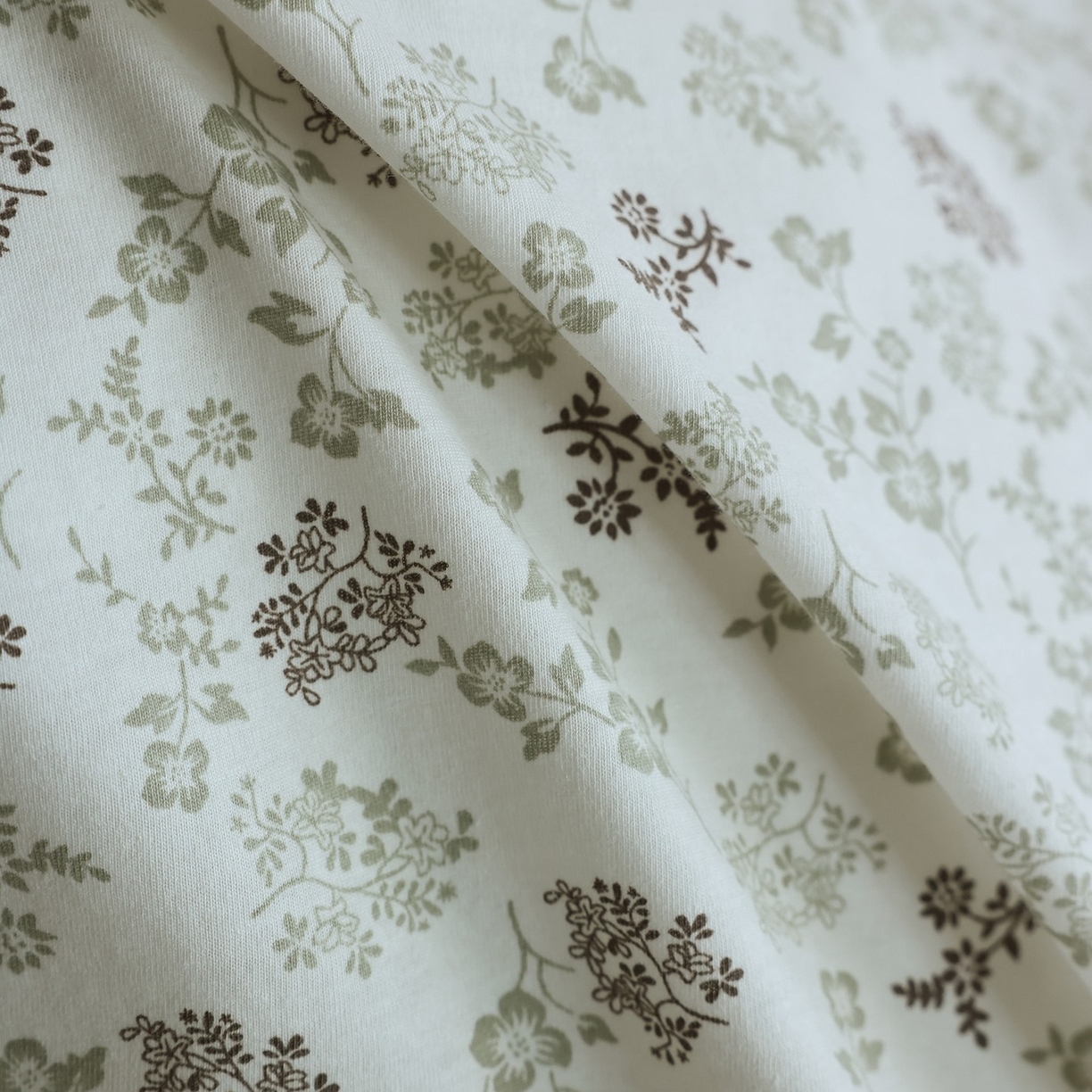 91家纺网 家纺一手货源 找家纺 爱丽丝 2025新款亲肤舒适针织棉四件套系列 桃花朵朵绿