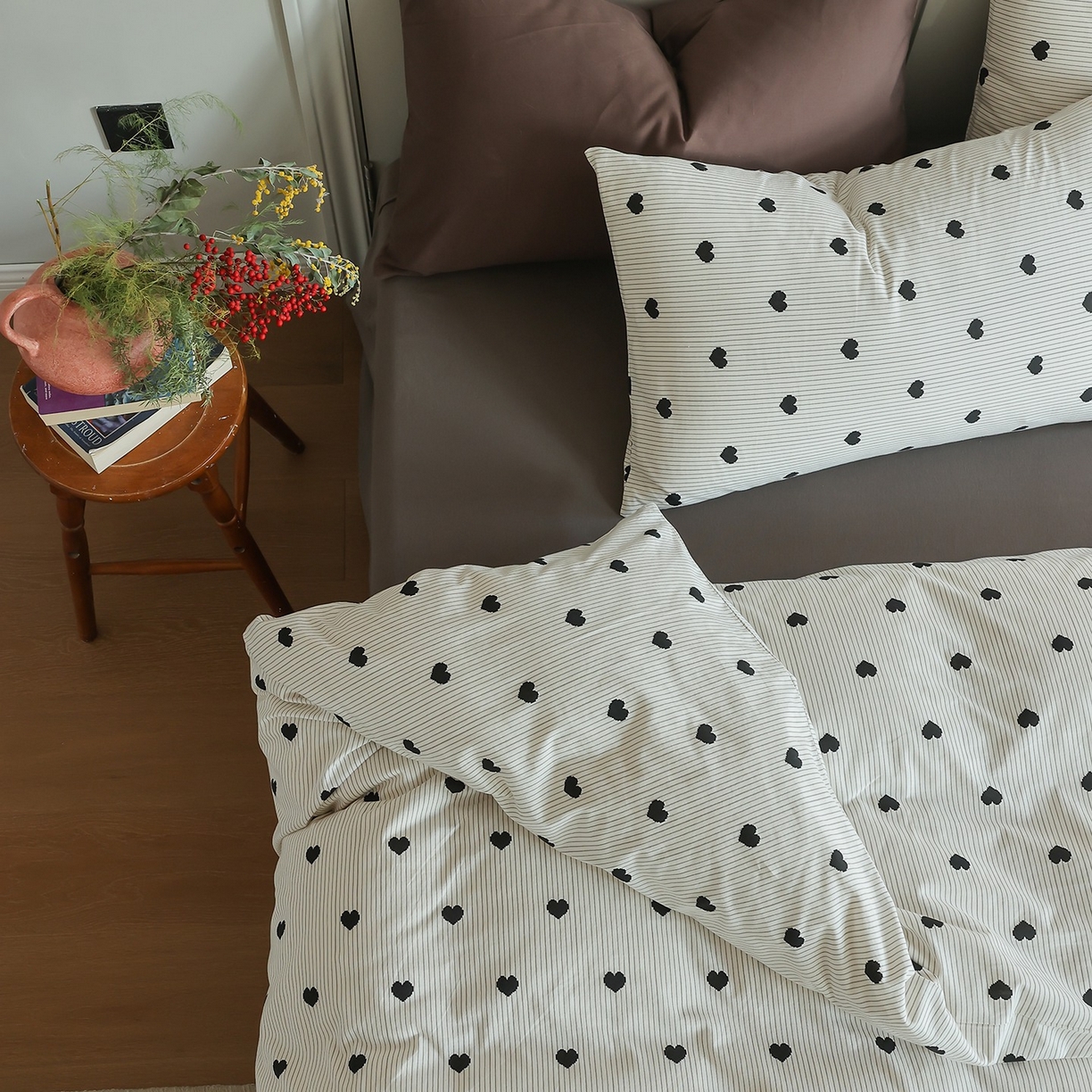 91家纺网 家纺一手货源 找家纺 爱丽丝 2025新款亲肤舒适针织棉四件套系列 条纹爱心黑色