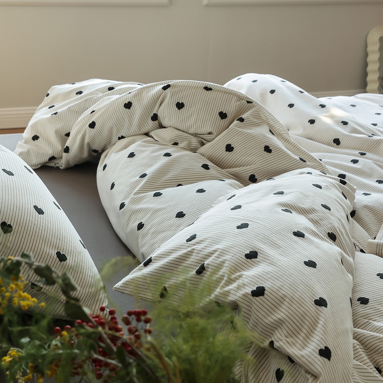 91家纺网 家纺一手货源 找家纺 爱丽丝 2025新款亲肤舒适针织棉四件套系列 条纹爱心黑色