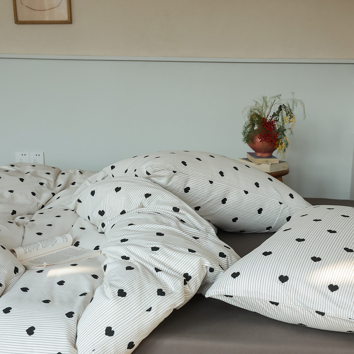 91家纺网 家纺一手货源 找家纺 爱丽丝 2025新款亲肤舒适针织棉四件套系列 条纹爱心黑色