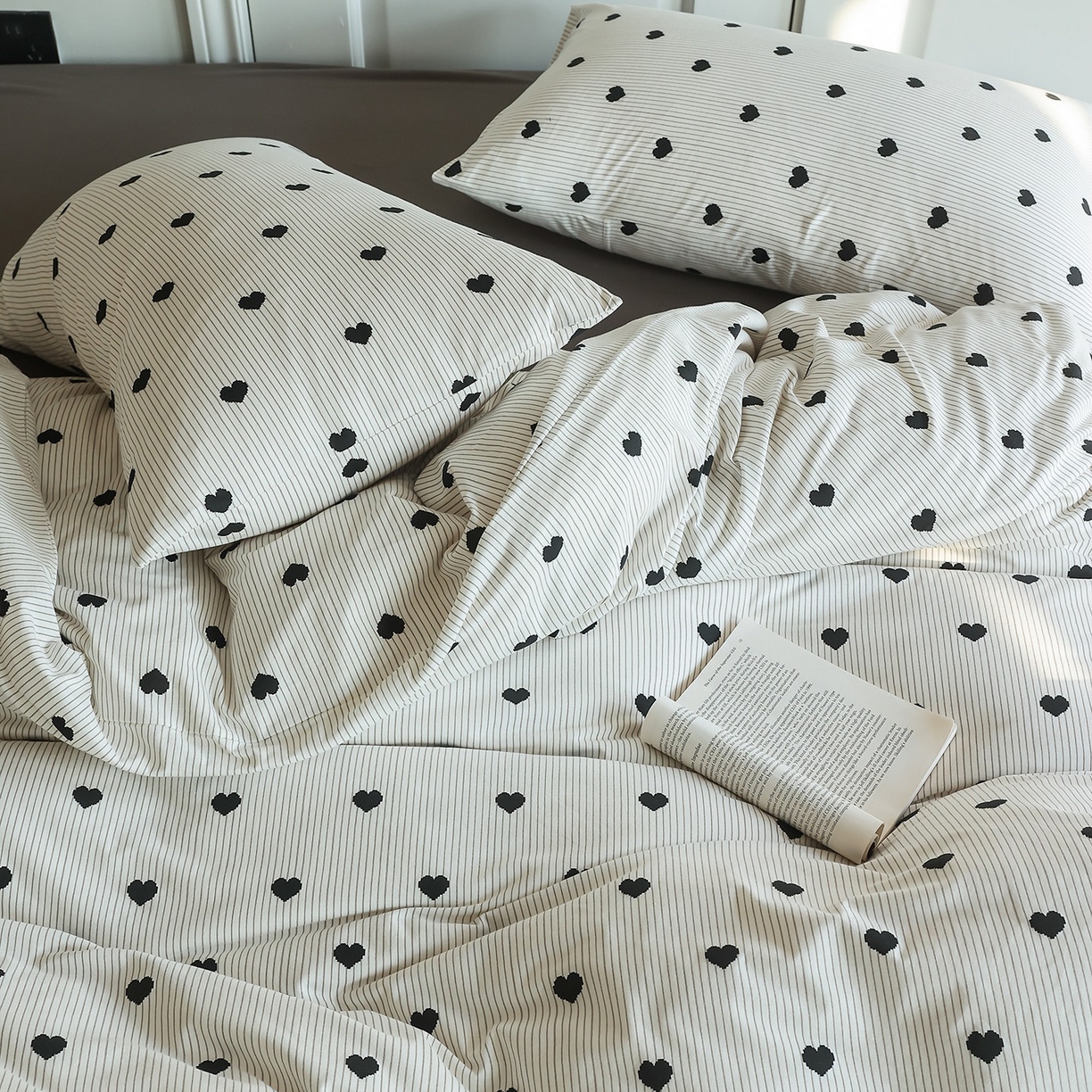 91家纺网 家纺一手货源 找家纺 爱丽丝 2025新款亲肤舒适针织棉四件套系列 条纹爱心黑色