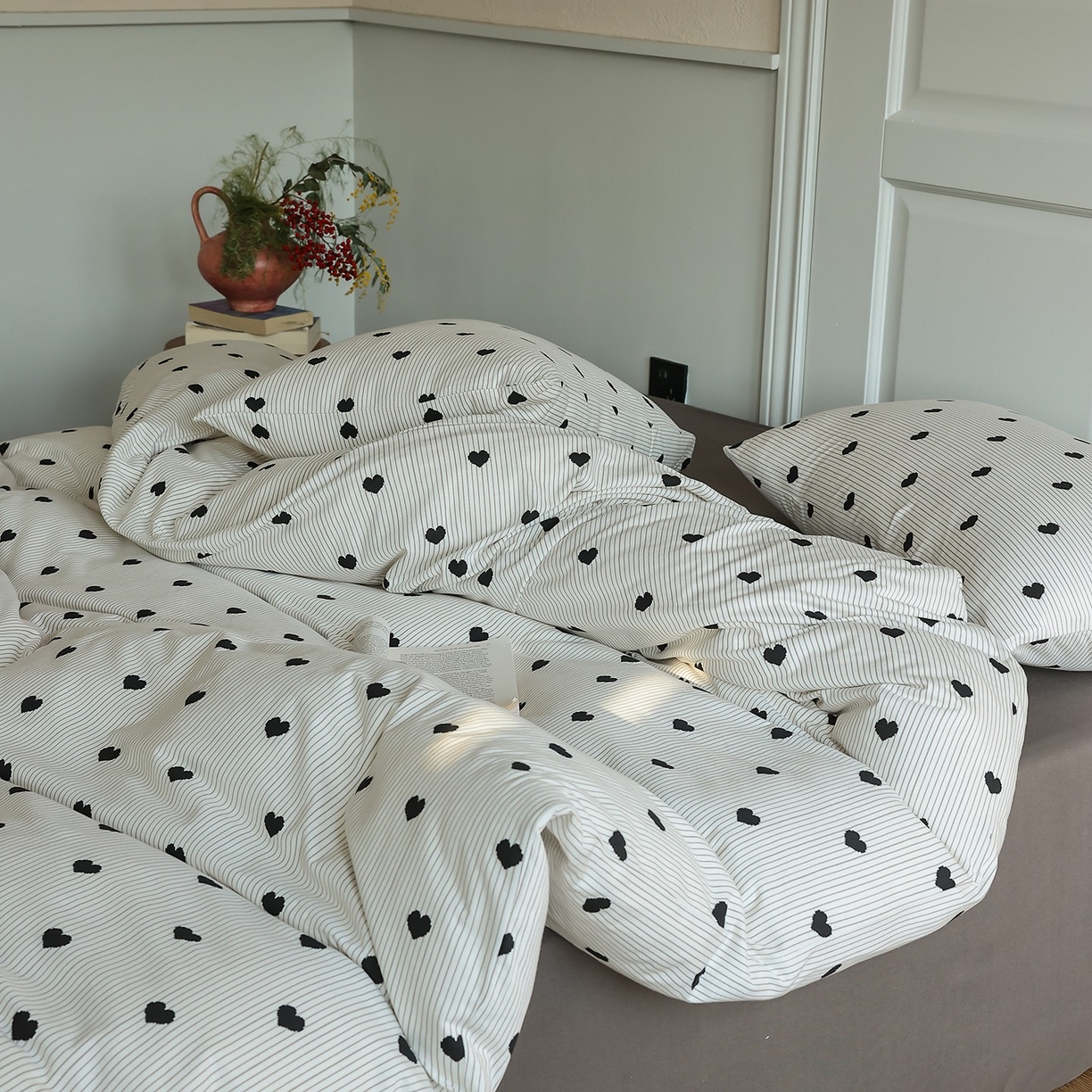 91家纺网 家纺一手货源 找家纺 爱丽丝 2025新款亲肤舒适针织棉四件套系列 条纹爱心黑色