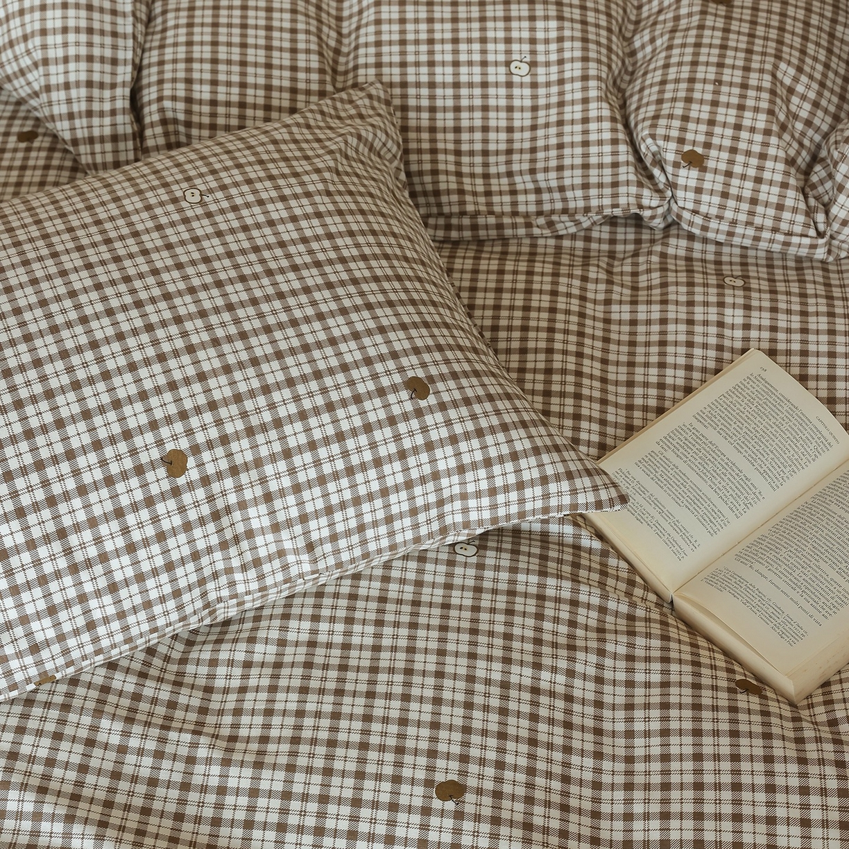 91家纺网 家纺一手货源 找家纺 爱丽丝 2025新款亲肤舒适针织棉四件套系列 条纹苹果咖