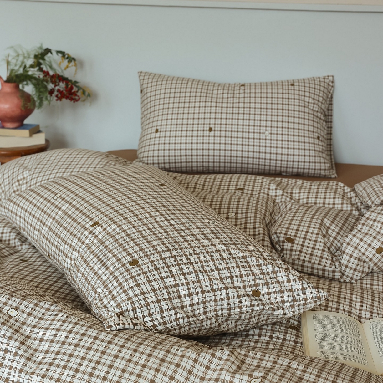 91家纺网 家纺一手货源 找家纺 爱丽丝 2025新款亲肤舒适针织棉四件套系列 条纹苹果咖