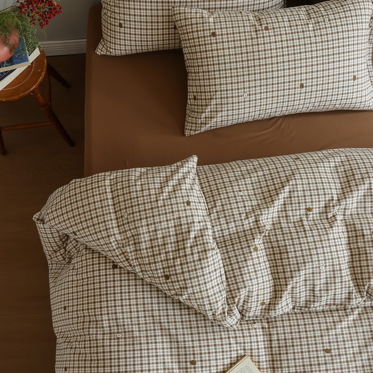 91家纺网 家纺一手货源 找家纺 爱丽丝 2025新款亲肤舒适针织棉四件套系列 条纹苹果咖