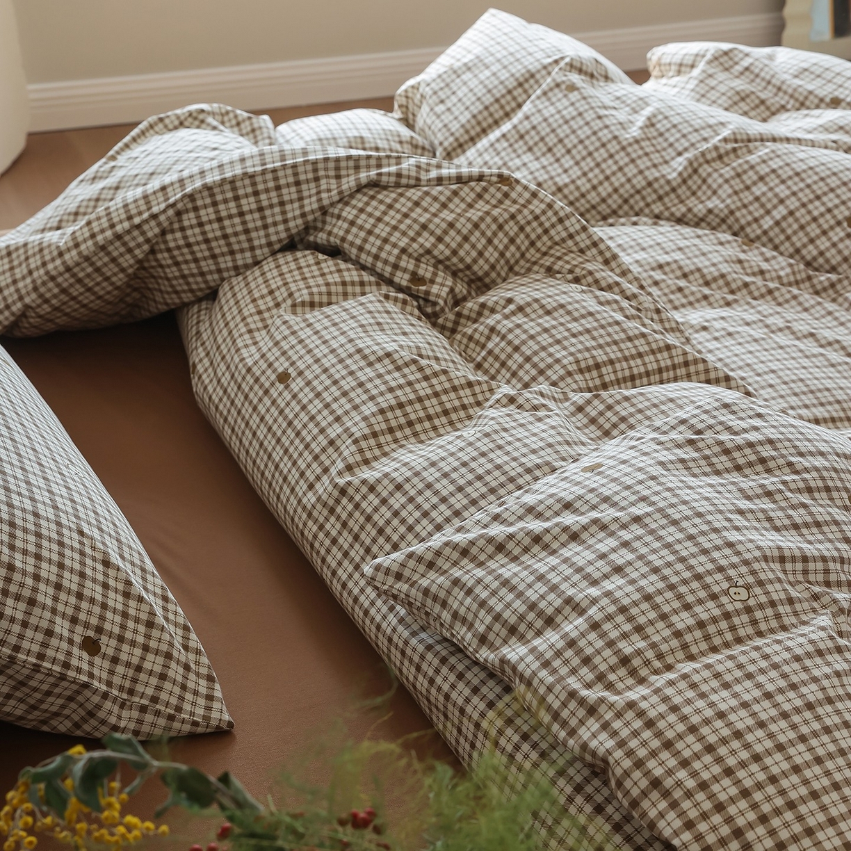 91家纺网 家纺一手货源 找家纺 爱丽丝 2025新款亲肤舒适针织棉四件套系列 条纹苹果咖