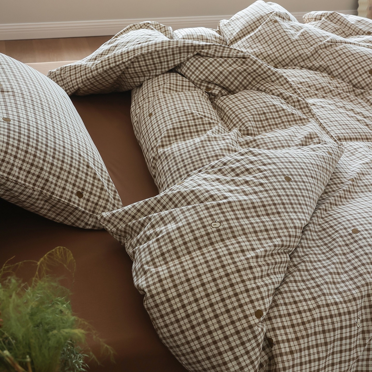 91家纺网 家纺一手货源 找家纺 爱丽丝 2025新款亲肤舒适针织棉四件套系列 条纹苹果咖