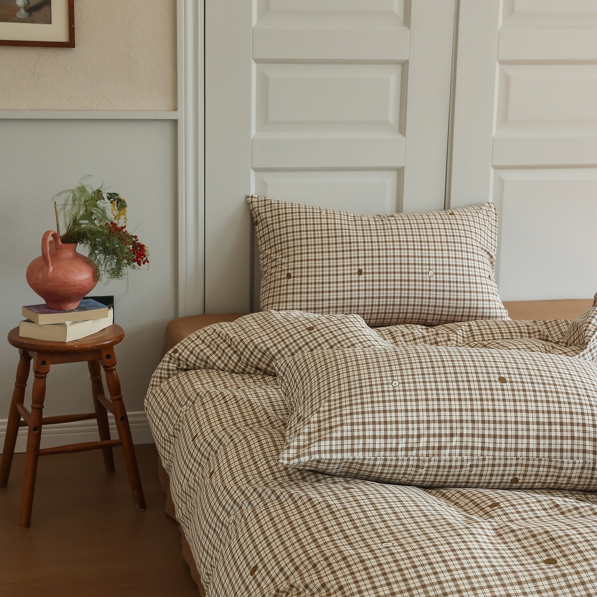 91家纺网 家纺一手货源 找家纺 爱丽丝 2025新款亲肤舒适针织棉四件套系列 条纹苹果咖