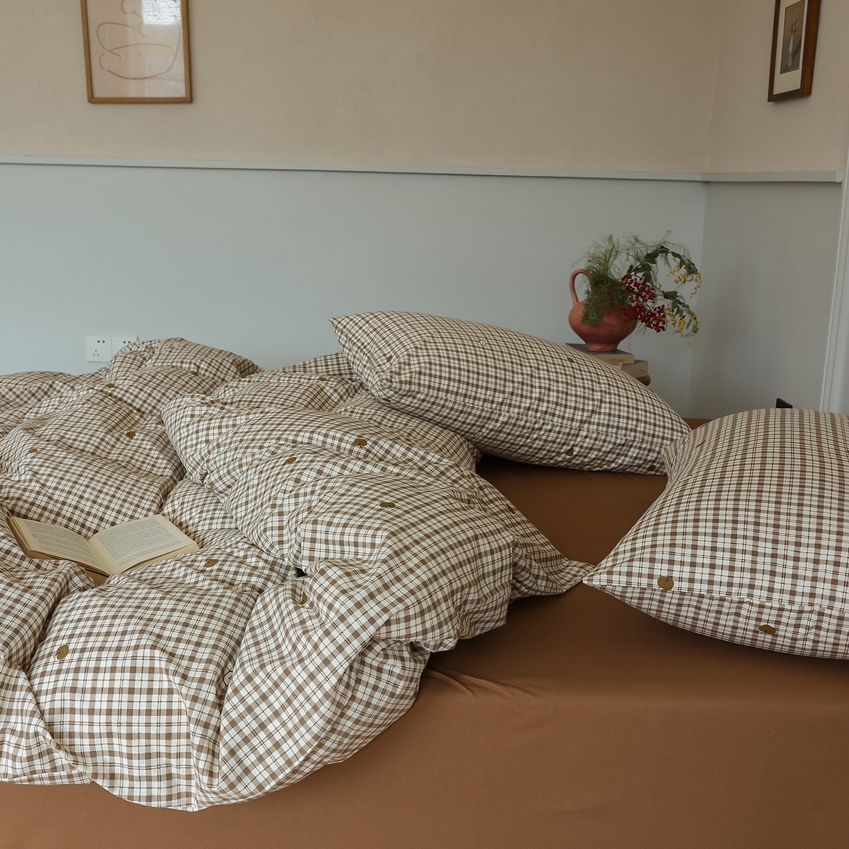 91家纺网 家纺一手货源 找家纺 爱丽丝 2025新款亲肤舒适针织棉四件套系列 条纹苹果咖