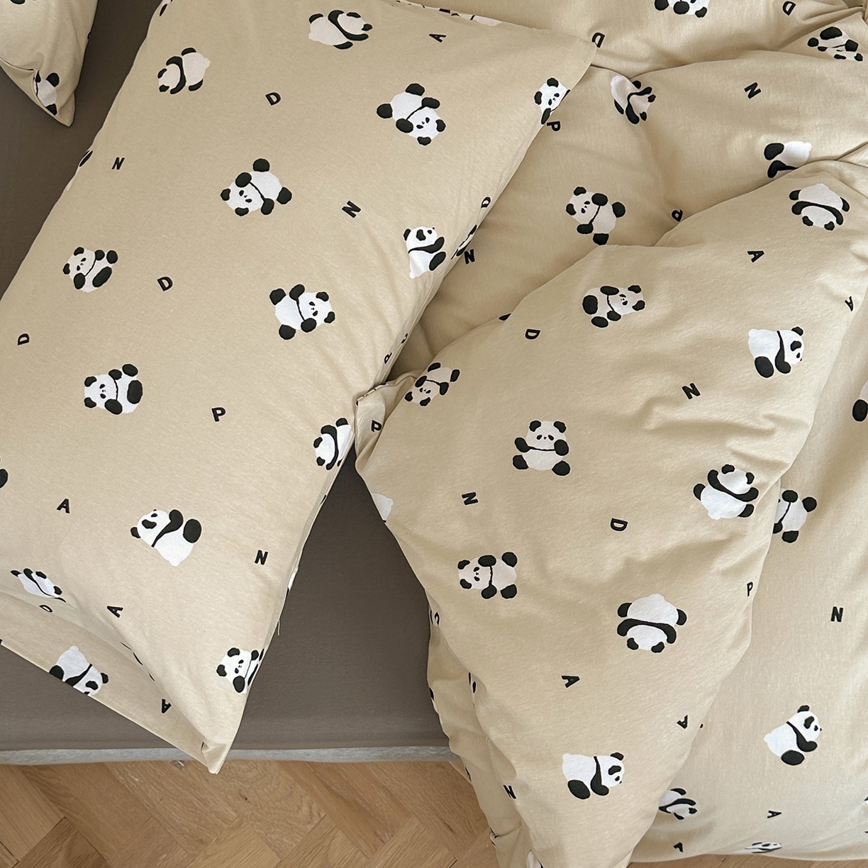 91家纺网 家纺一手货源 找家纺 爱丽丝 2025新款亲肤舒适针织棉四件套系列 小熊猫卡其