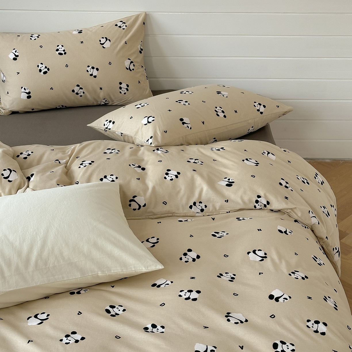 91家纺网 家纺一手货源 找家纺 爱丽丝 2025新款亲肤舒适针织棉四件套系列 小熊猫卡其