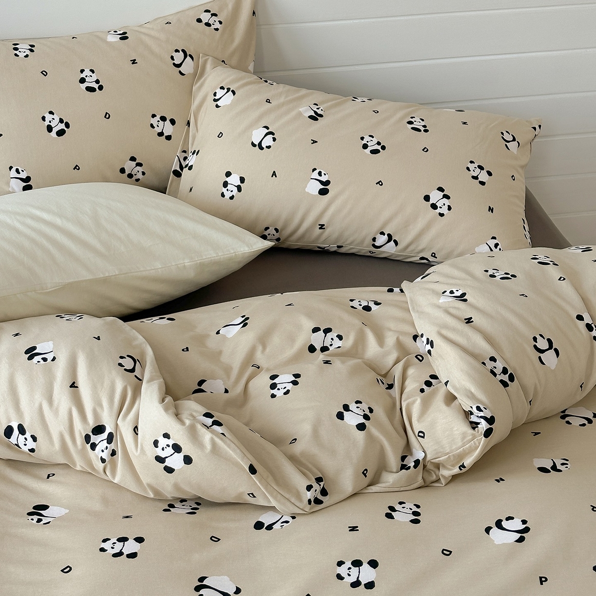 91家纺网 家纺一手货源 找家纺 爱丽丝 2025新款亲肤舒适针织棉四件套系列 小熊猫卡其