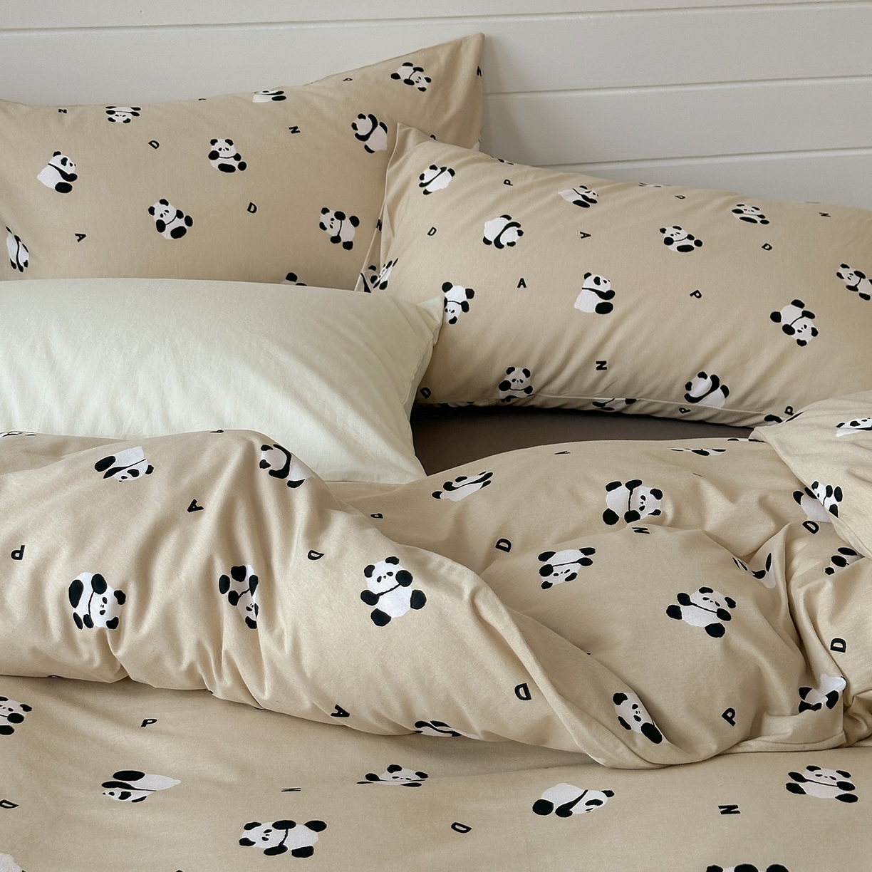 91家纺网 家纺一手货源 找家纺 爱丽丝 2025新款亲肤舒适针织棉四件套系列 小熊猫卡其