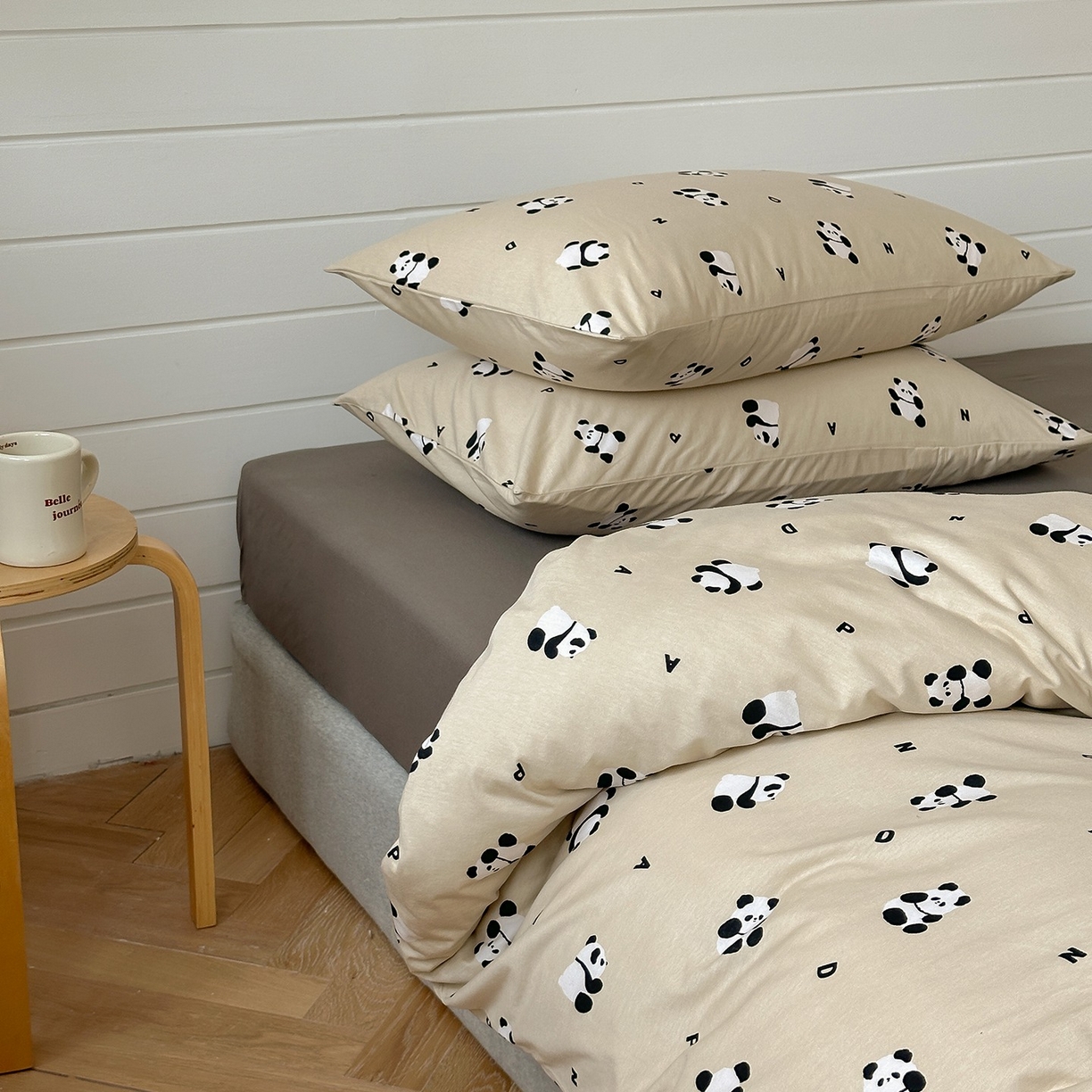 91家纺网 家纺一手货源 找家纺 爱丽丝 2025新款亲肤舒适针织棉四件套系列 小熊猫卡其