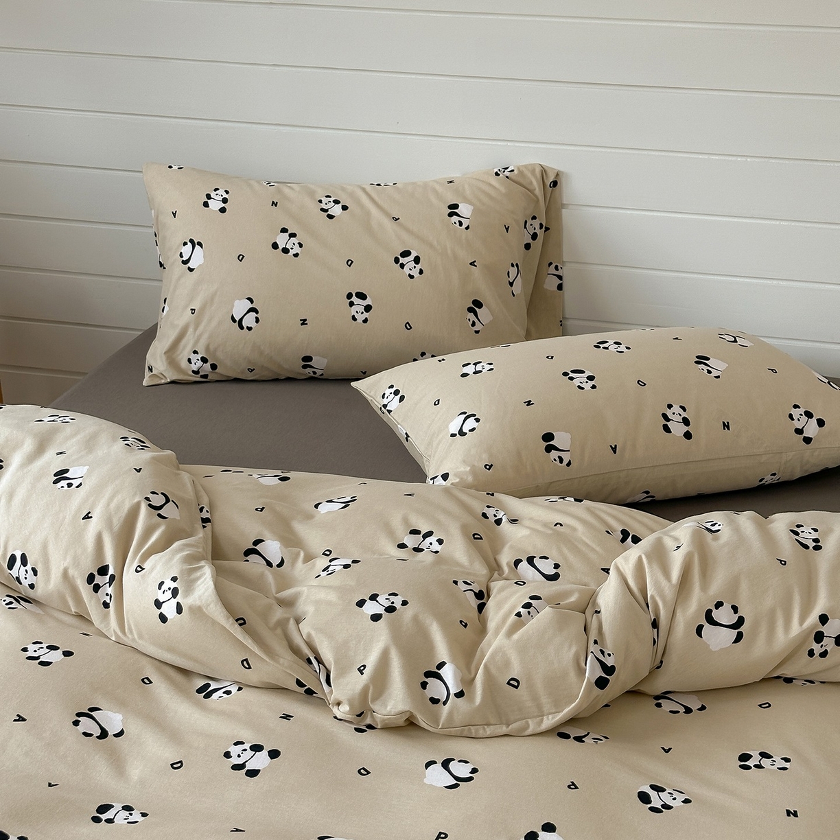 91家纺网 家纺一手货源 找家纺 爱丽丝 2025新款亲肤舒适针织棉四件套系列 小熊猫卡其