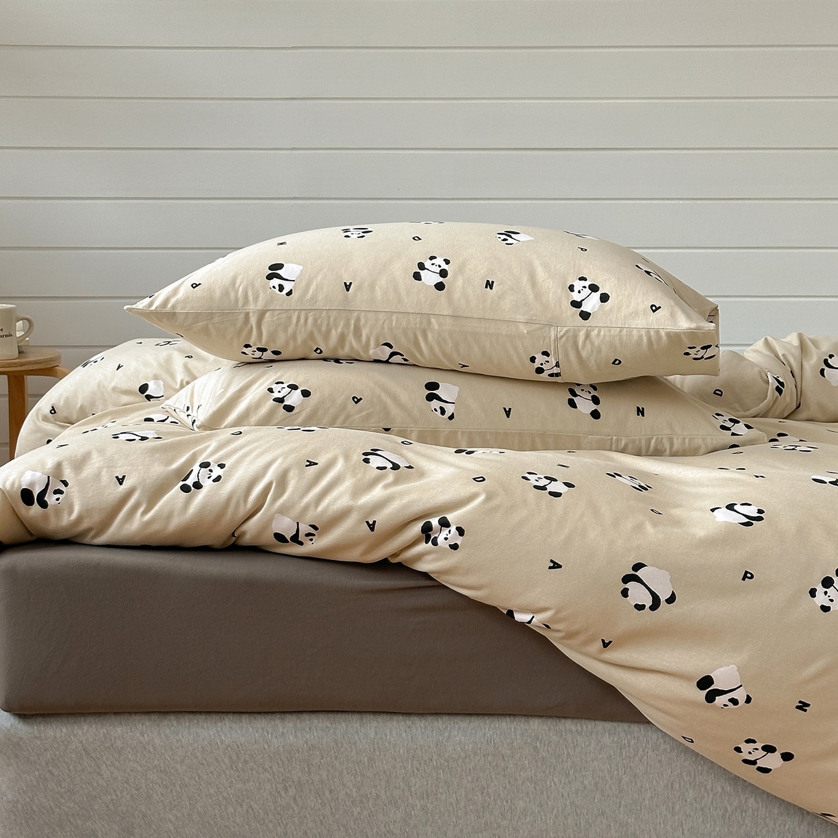 91家纺网 家纺一手货源 找家纺 爱丽丝 2025新款亲肤舒适针织棉四件套系列 小熊猫卡其