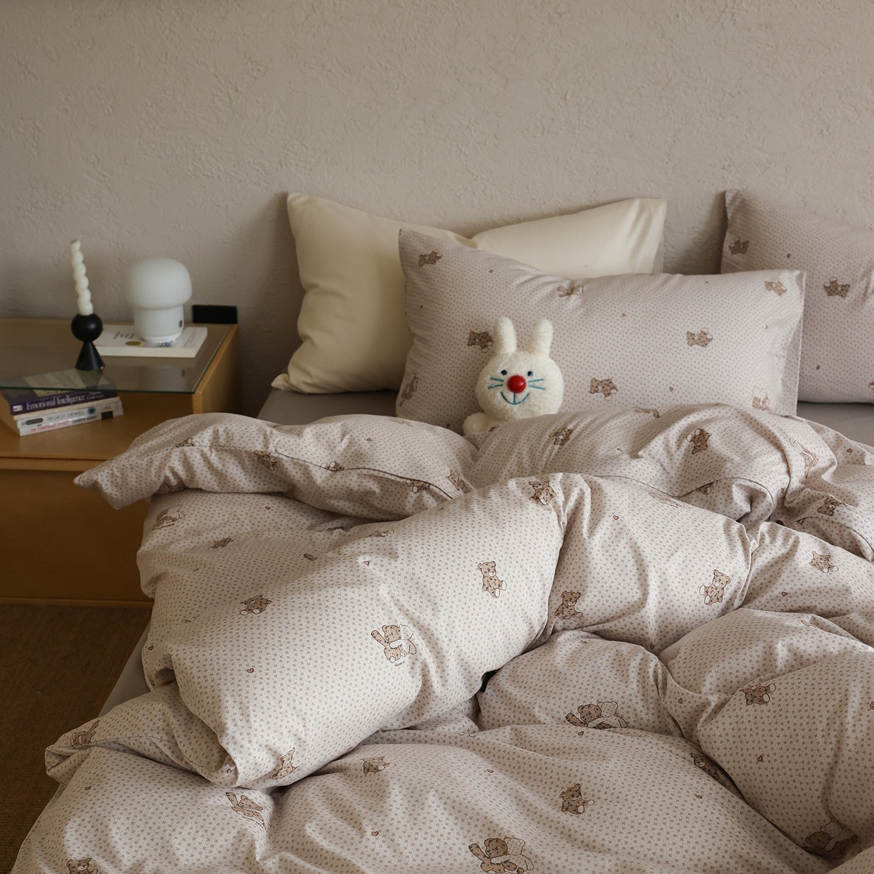 91家纺网 家纺一手货源 找家纺 爱丽丝 2025新款亲肤舒适针织棉四件套系列 熊熊乐园咖