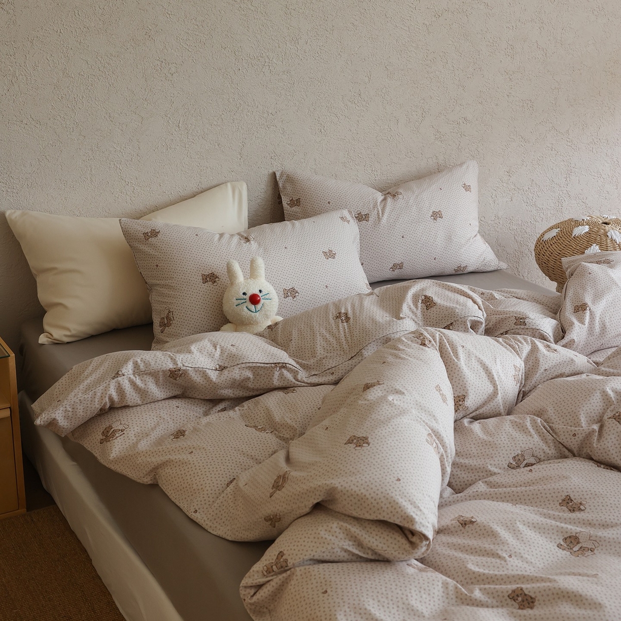 91家纺网 家纺一手货源 找家纺 爱丽丝 2025新款亲肤舒适针织棉四件套系列 熊熊乐园咖