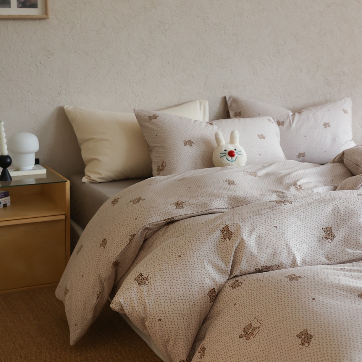 91家纺网 家纺一手货源 找家纺 爱丽丝 2025新款亲肤舒适针织棉四件套系列 熊熊乐园咖