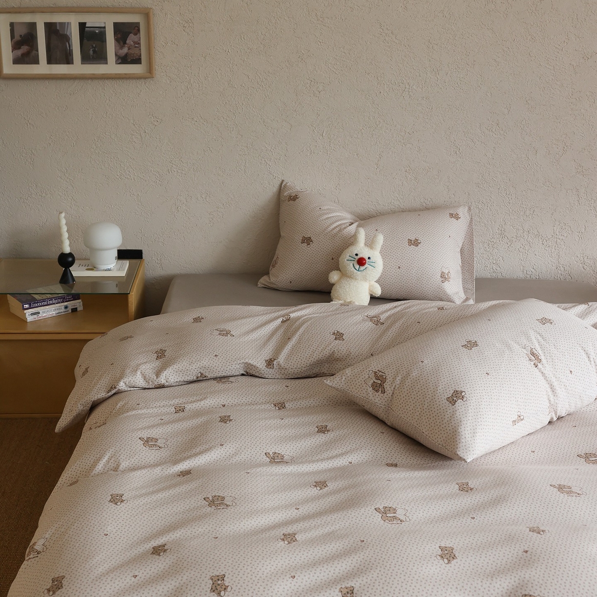 91家纺网 家纺一手货源 找家纺 爱丽丝 2025新款亲肤舒适针织棉四件套系列 熊熊乐园咖