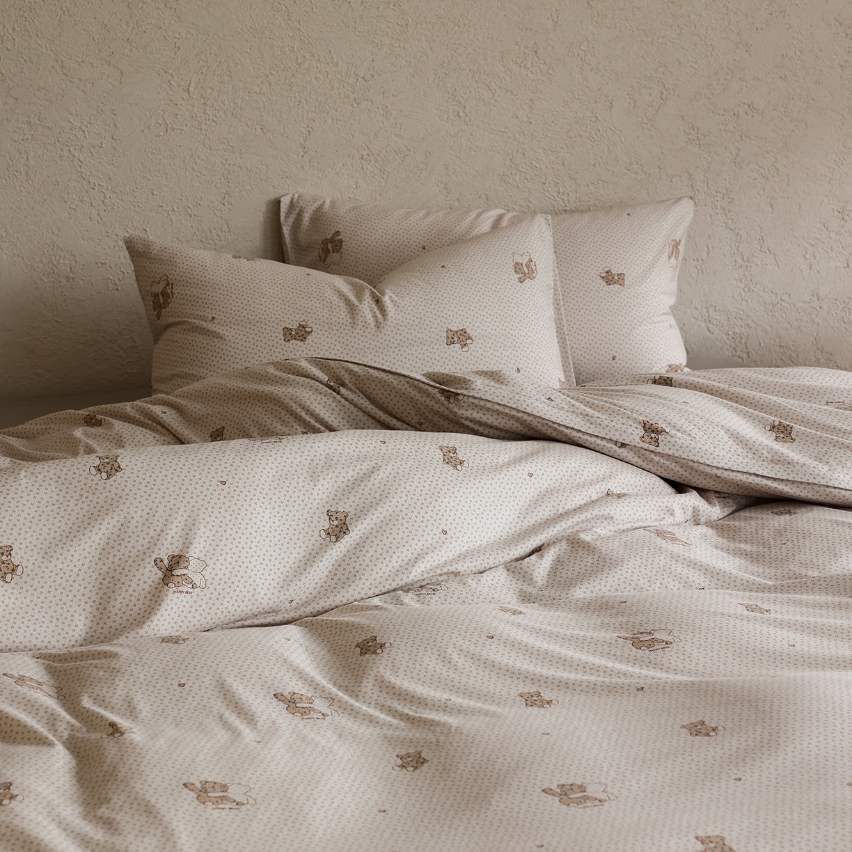 91家纺网 家纺一手货源 找家纺 爱丽丝 2025新款亲肤舒适针织棉四件套系列 熊熊乐园咖