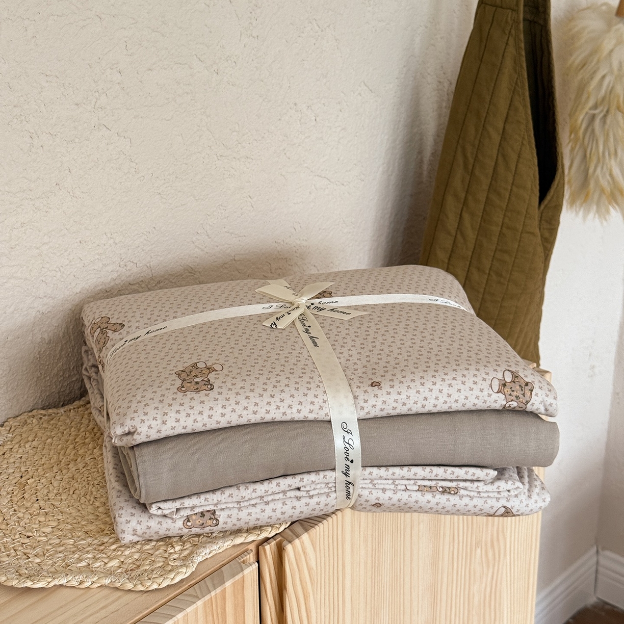 91家纺网 家纺一手货源 找家纺 爱丽丝 2025新款亲肤舒适针织棉四件套系列 熊熊乐园咖