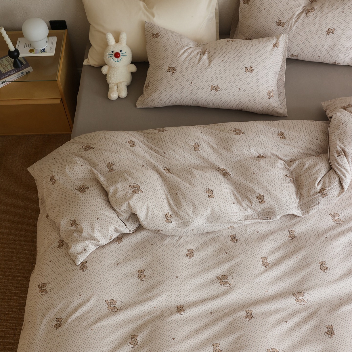 91家纺网 家纺一手货源 找家纺 爱丽丝 2025新款亲肤舒适针织棉四件套系列 熊熊乐园咖