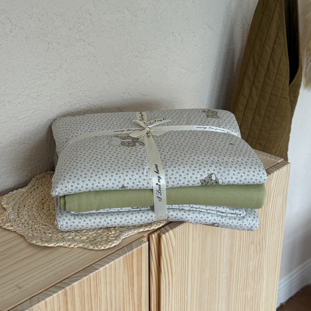 91家纺网 家纺一手货源 找家纺 爱丽丝 2025新款亲肤舒适针织棉四件套系列 熊熊乐园绿