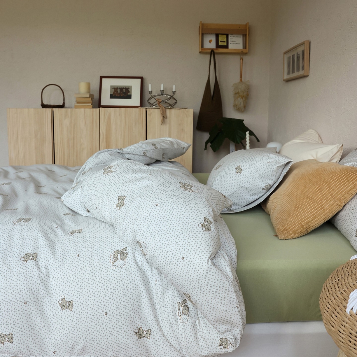 91家纺网 家纺一手货源 找家纺 爱丽丝 2025新款亲肤舒适针织棉四件套系列 熊熊乐园绿